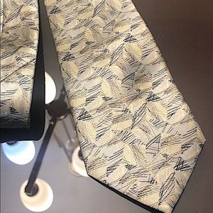 Men’s tie in yellows/gold/grey tones